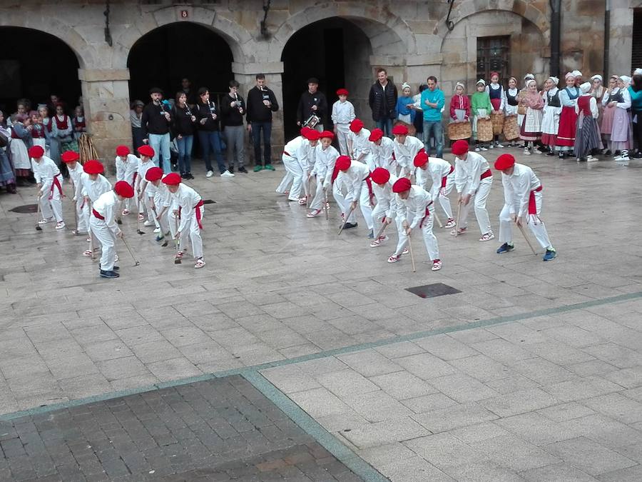 Cerca de 250 niños y niñas de ocho grupos de baile participan en el Dantzari Txiki Eguna