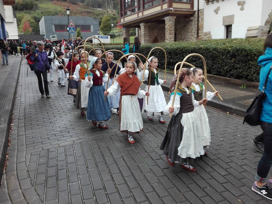 Cerca de 250 niños y niñas de ocho grupos de baile participan en el Dantzari Txiki Eguna