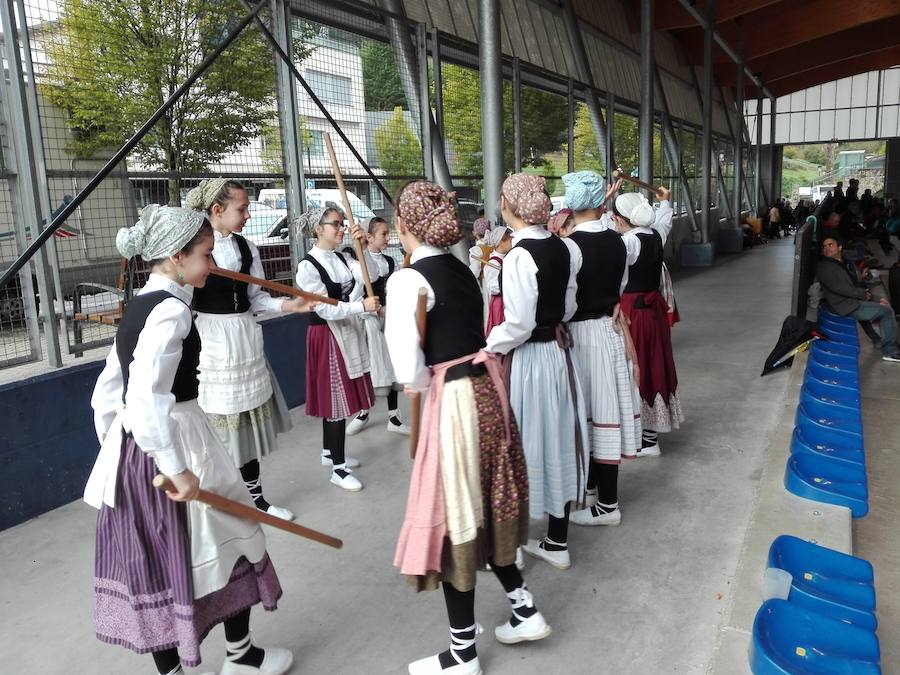 Cerca de 250 niños y niñas de ocho grupos de baile participan en el Dantzari Txiki Eguna