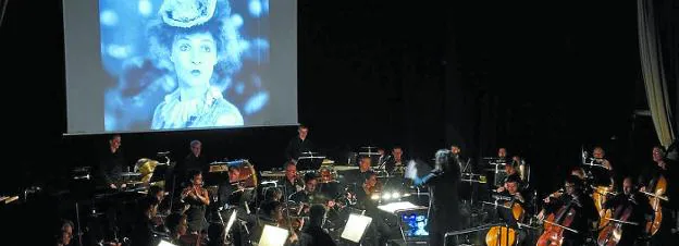 La proyección de 'La nueva Babilonia' con la Orquesta de Euskadi en directo.