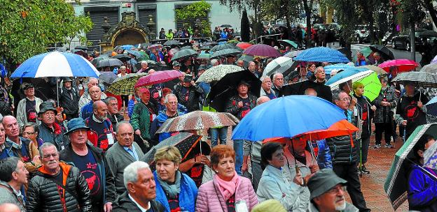 Multitud. Cerca de 600 personas de distintas localidades de Gipuzkoa llegaron paraguas en mano para disfrutar de una jornada de hermandad. 