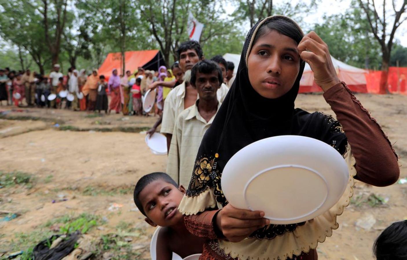 Casi medio millón de personas de esta etnia musulmana han huido de Birmania a Bangladesh. Escapan de la violencia y la represión a la que les someten las fuerzas del estado birmano, a raíz de un ataque perpetrado por un grupo insurgente el 25 de agosto. Tras cruzar la frontera, se alojan en campos de refugiados; más de 600.000 son niños