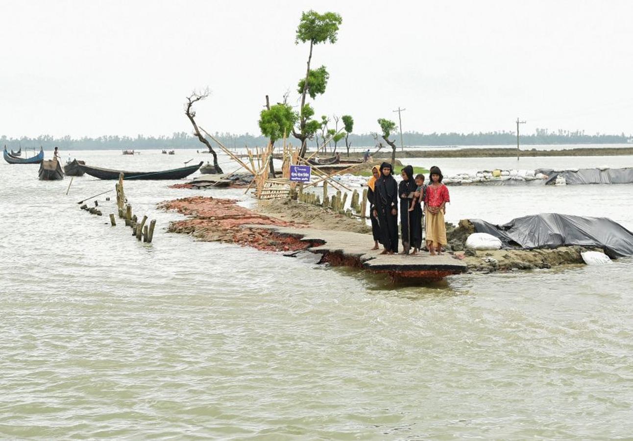 Casi medio millón de personas de esta etnia musulmana han huido de Birmania a Bangladesh. Escapan de la violencia y la represión a la que les someten las fuerzas del estado birmano, a raíz de un ataque perpetrado por un grupo insurgente el 25 de agosto. Tras cruzar la frontera, se alojan en campos de refugiados; más de 600.000 son niños