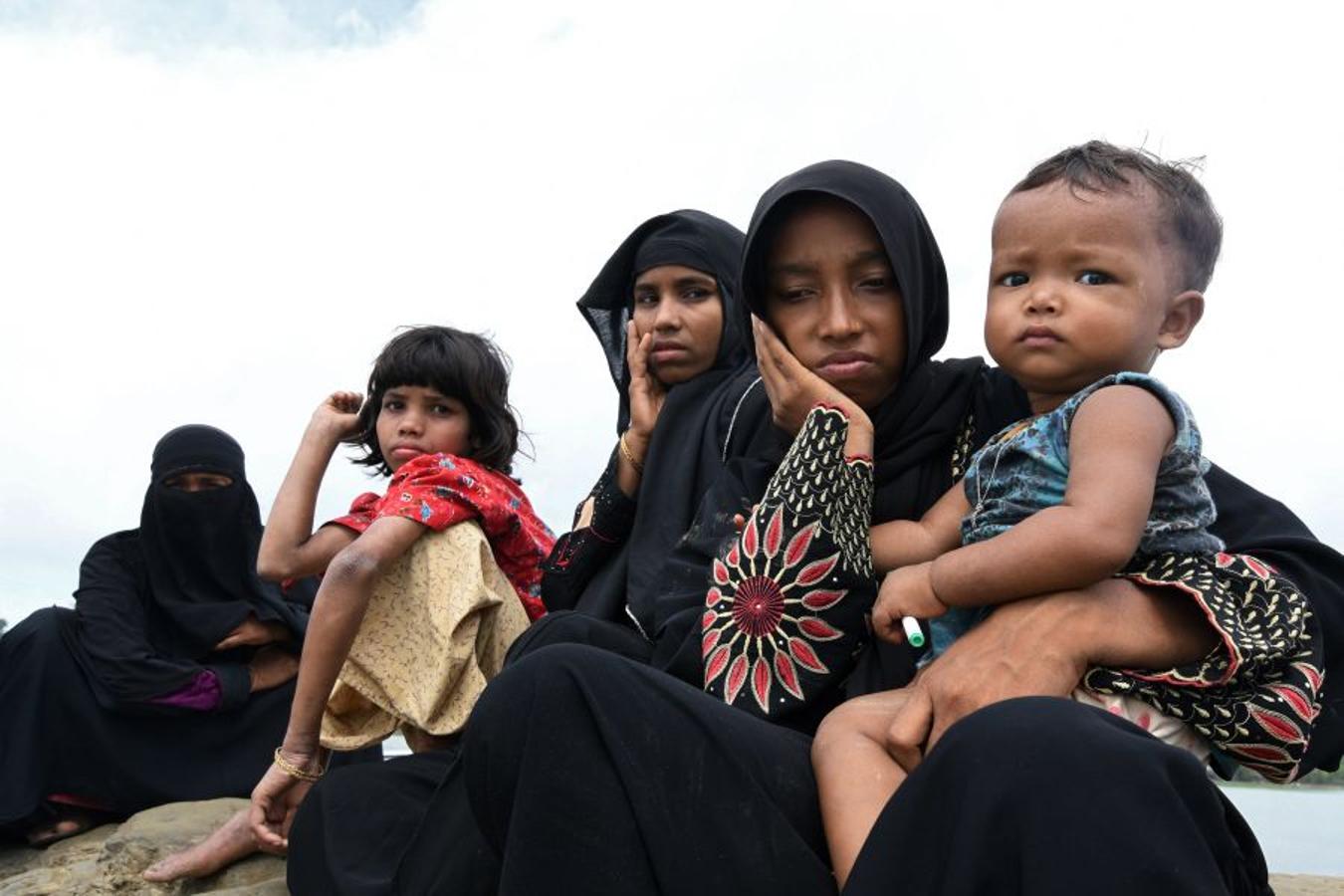 Casi medio millón de personas de esta etnia musulmana han huido de Birmania a Bangladesh. Escapan de la violencia y la represión a la que les someten las fuerzas del estado birmano, a raíz de un ataque perpetrado por un grupo insurgente el 25 de agosto. Tras cruzar la frontera, se alojan en campos de refugiados; más de 600.000 son niños