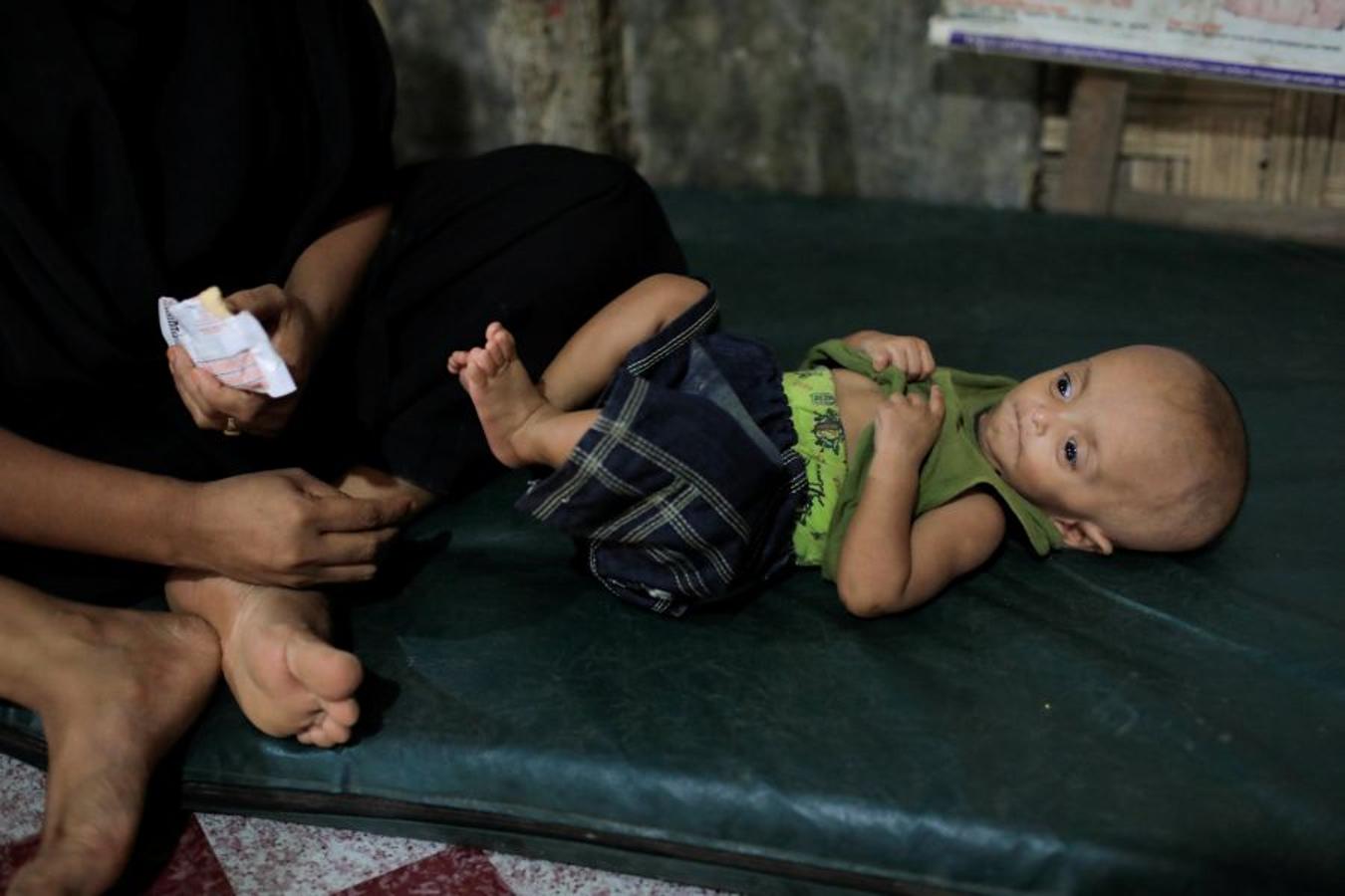 Casi medio millón de personas de esta etnia musulmana han huido de Birmania a Bangladesh. Escapan de la violencia y la represión a la que les someten las fuerzas del estado birmano, a raíz de un ataque perpetrado por un grupo insurgente el 25 de agosto. Tras cruzar la frontera, se alojan en campos de refugiados; más de 600.000 son niños