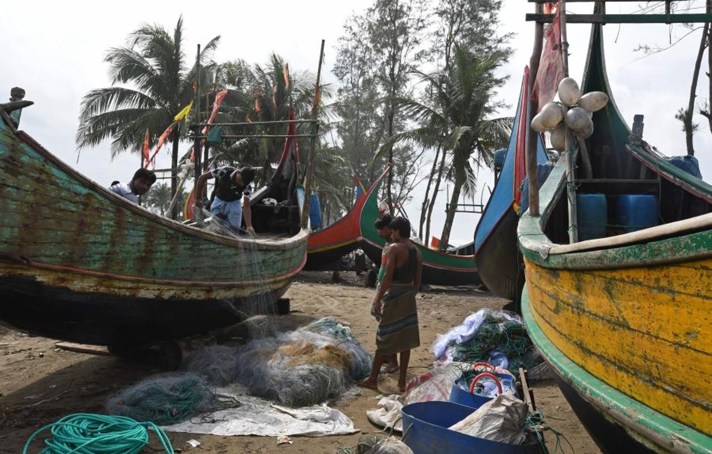 Casi medio millón de personas de esta etnia musulmana han huido de Birmania a Bangladesh. Escapan de la violencia y la represión a la que les someten las fuerzas del estado birmano, a raíz de un ataque perpetrado por un grupo insurgente el 25 de agosto. Tras cruzar la frontera, se alojan en campos de refugiados; más de 600.000 son niños