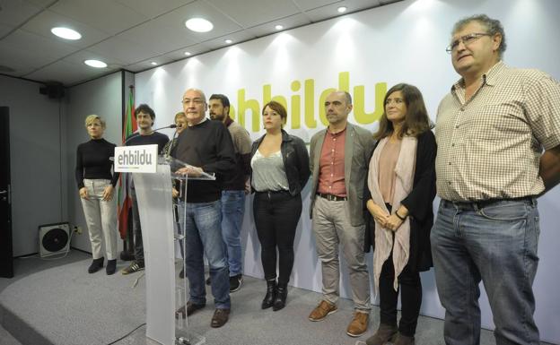 Garitano con Errekondo, Errazkin, Badiola, Rodríguez, Ugarte, Uriguen, Franco y Alduntzin, durante la lectura de la declaración.