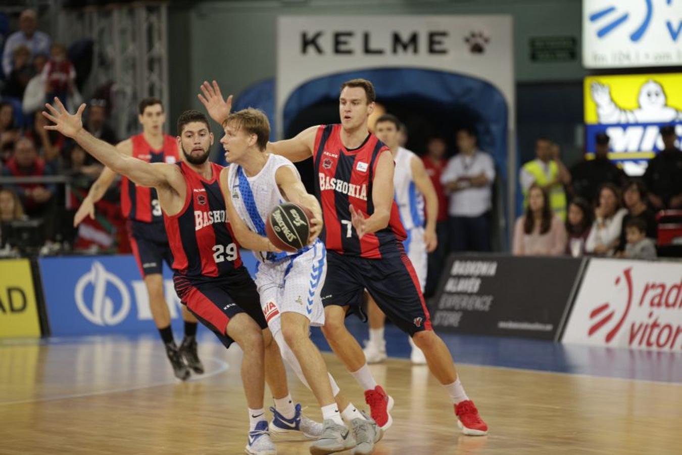 Los de Fisac completan un derbi sensacional. Han ido ganando prácticamente todo el partido y solo al final ha reaccionado el Baskonia, que ha terminado pidiendo la hora