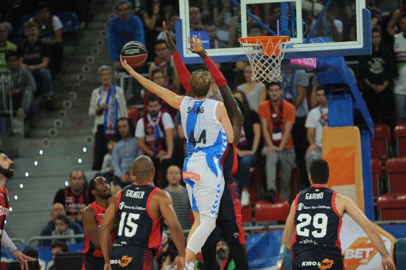 Los de Fisac completan un derbi sensacional. Han ido ganando prácticamente todo el partido y solo al final ha reaccionado el Baskonia, que ha terminado pidiendo la hora