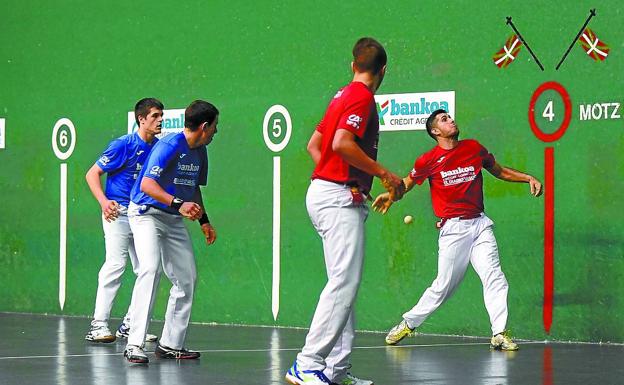 Sarasa golpea de derecha en presencia de García, Alberdi y Olaizola III ayer en Tolosa. 