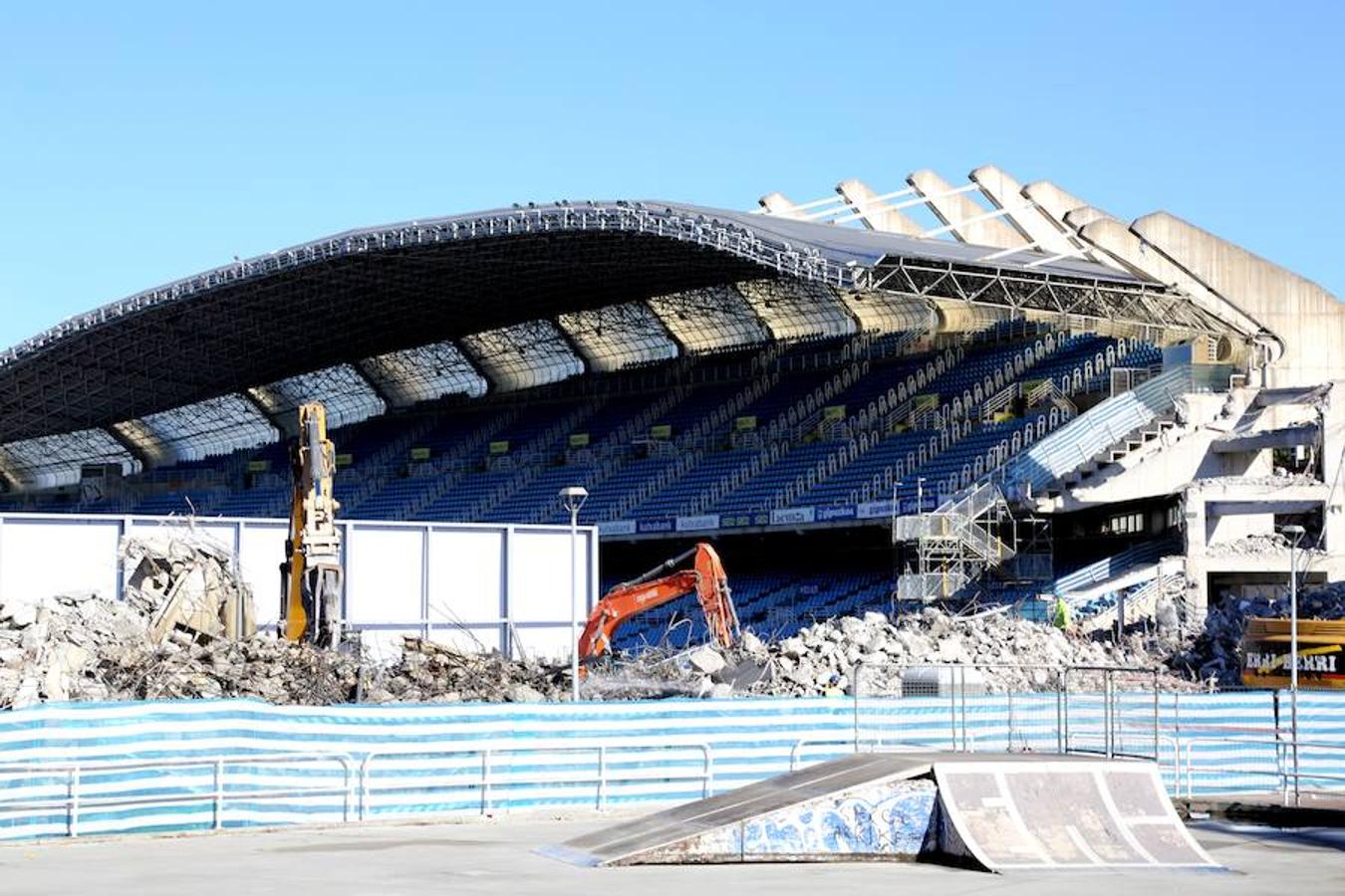 La maquinaria pesada ha acabado con el proceso de demolición del graderío meridional del estadio de la Real Sociedad