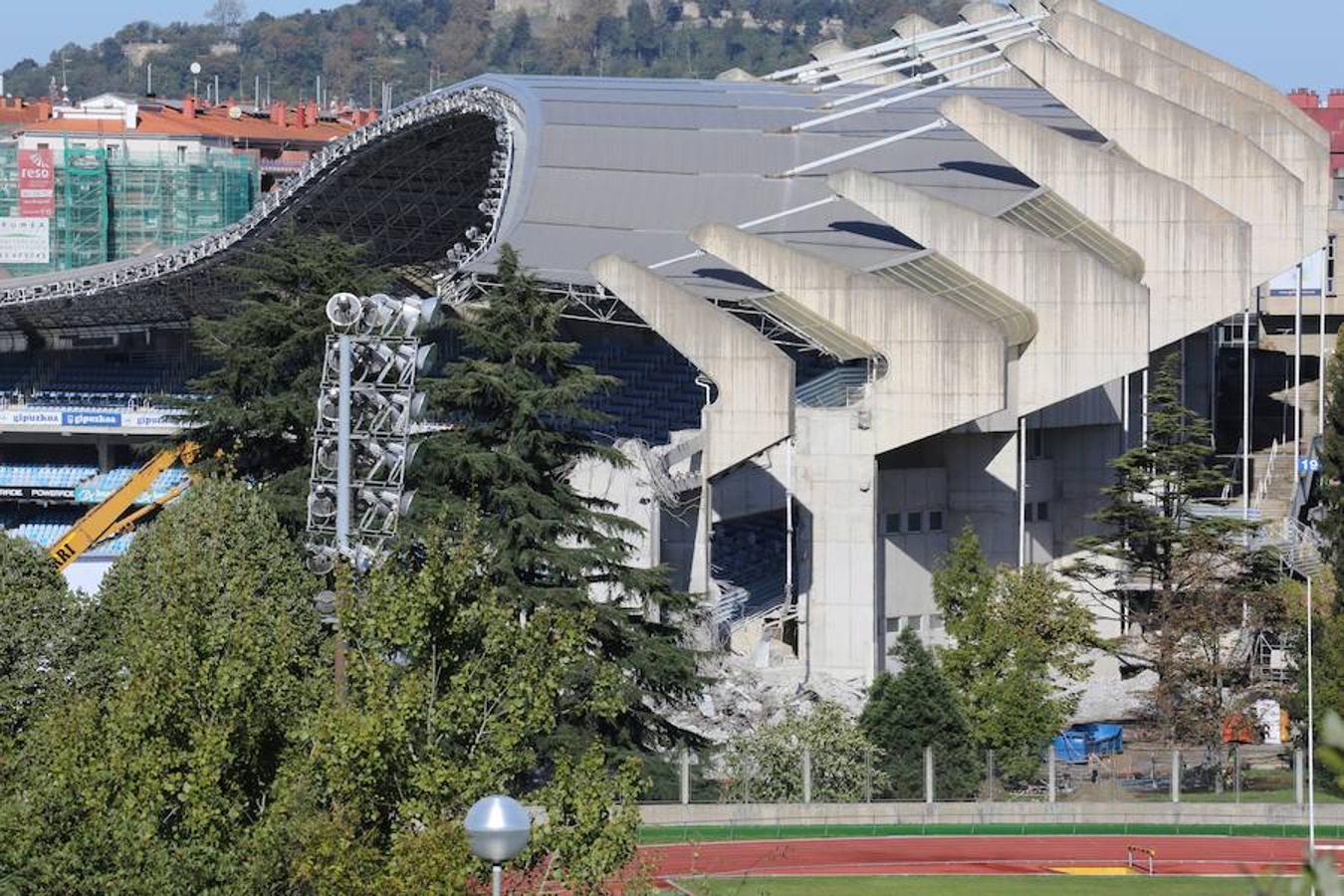 La maquinaria pesada ha acabado con el proceso de demolición del graderío meridional del estadio de la Real Sociedad