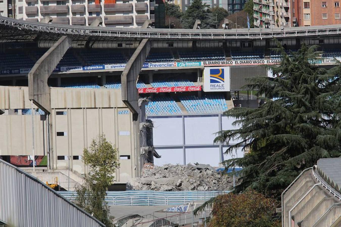 La maquinaria pesada ha acabado con el proceso de demolición del graderío meridional del estadio de la Real Sociedad