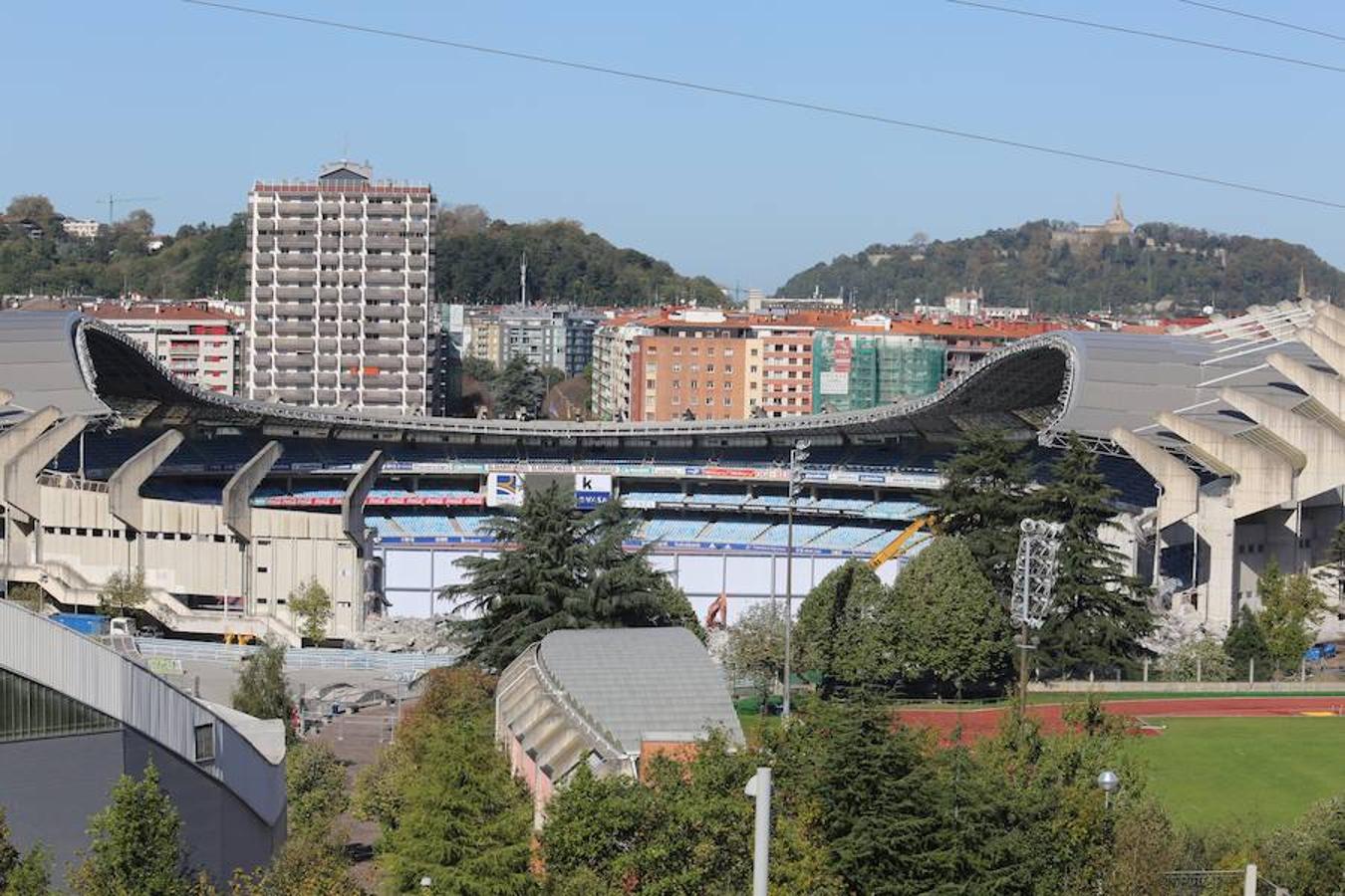 La maquinaria pesada ha acabado con el proceso de demolición del graderío meridional del estadio de la Real Sociedad