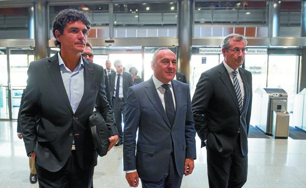 Los diputados generales de los tres territorios a su llegada al último Consejo Vasco de Finanzas.