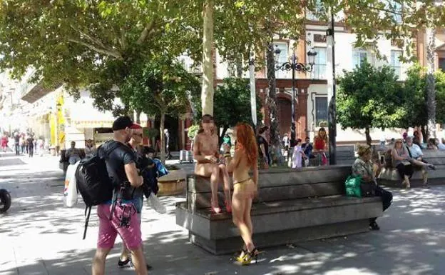Polémica por estas dos chicas desnudas en el centro de Sevilla