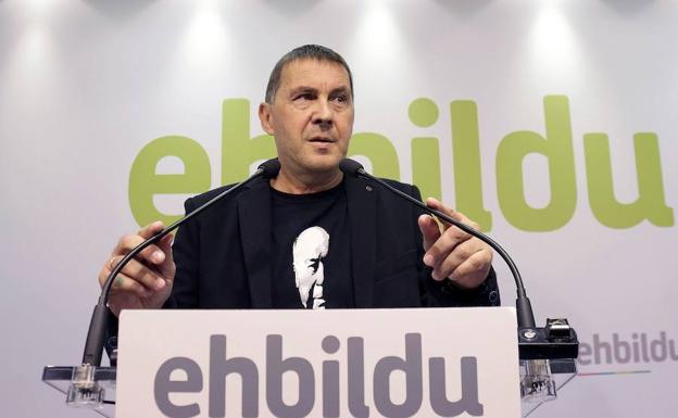 El portavoz de EH Bildu, Arnaldo Otegi, en una rueda de prensa