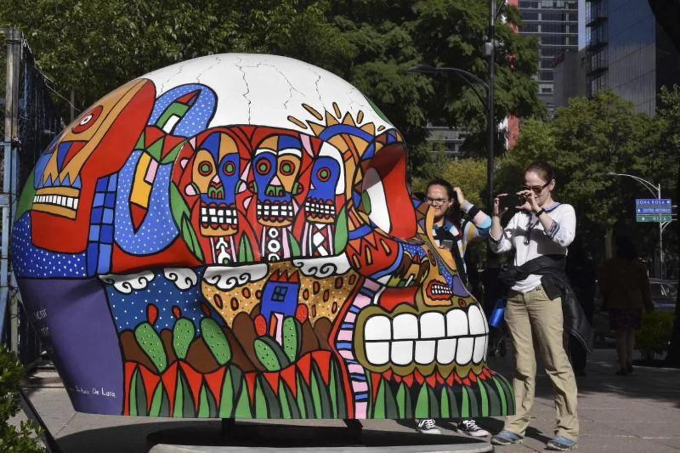 Calaveras pintadas en el Paseo Avenida Reforma de Ciudad de México para celebrar el día de los muertos, una de las tradiciones más emblemáticas de México. 