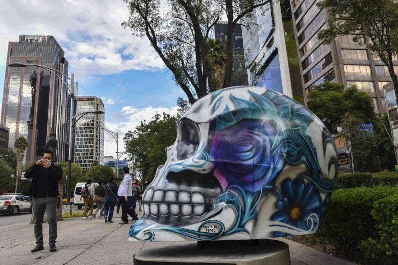 Calaveras pintadas en el Paseo Avenida Reforma de Ciudad de México para celebrar el día de los muertos, una de las tradiciones más emblemáticas de México. 