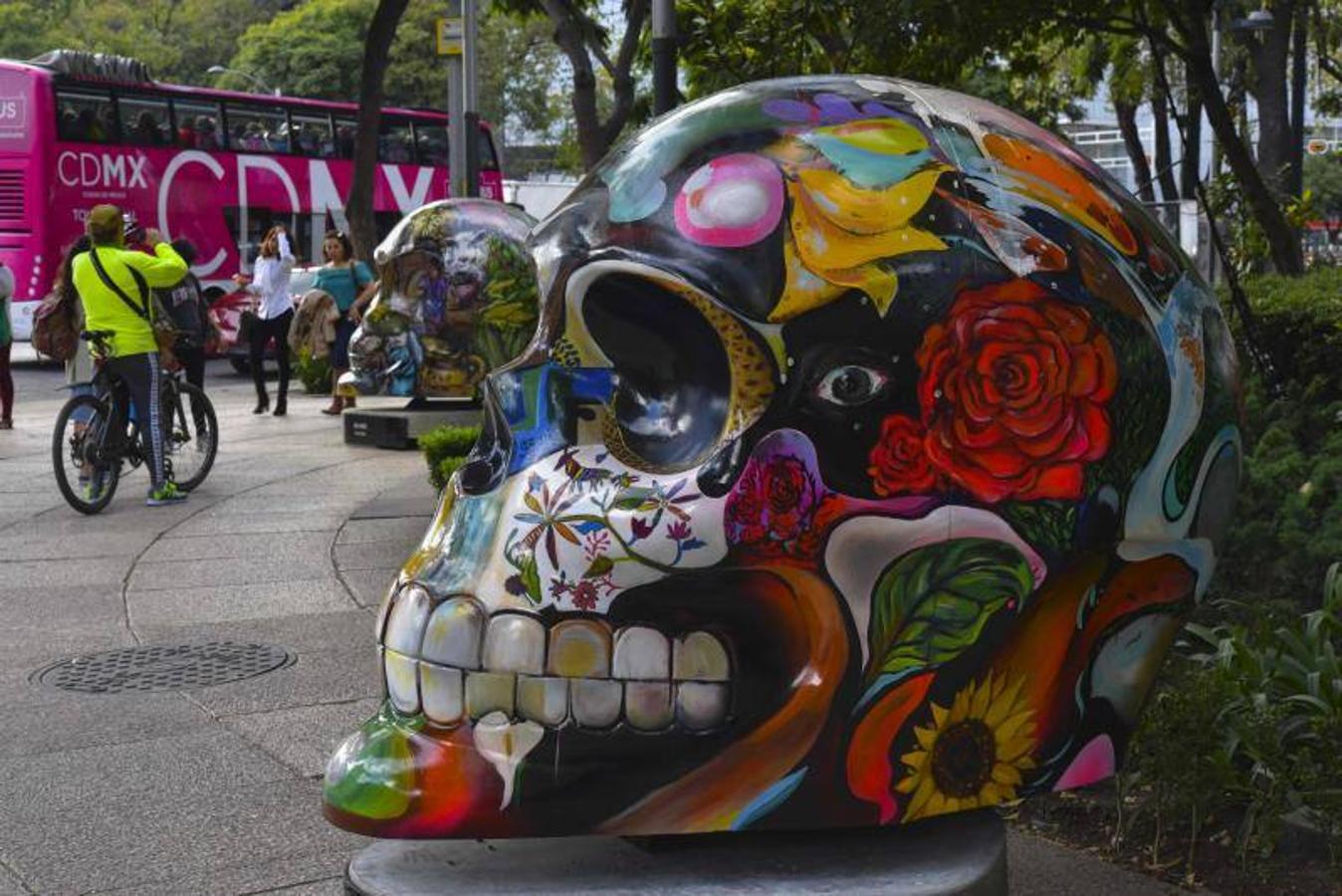 Calaveras pintadas en el Paseo Avenida Reforma de Ciudad de México para celebrar el día de los muertos, una de las tradiciones más emblemáticas de México. 