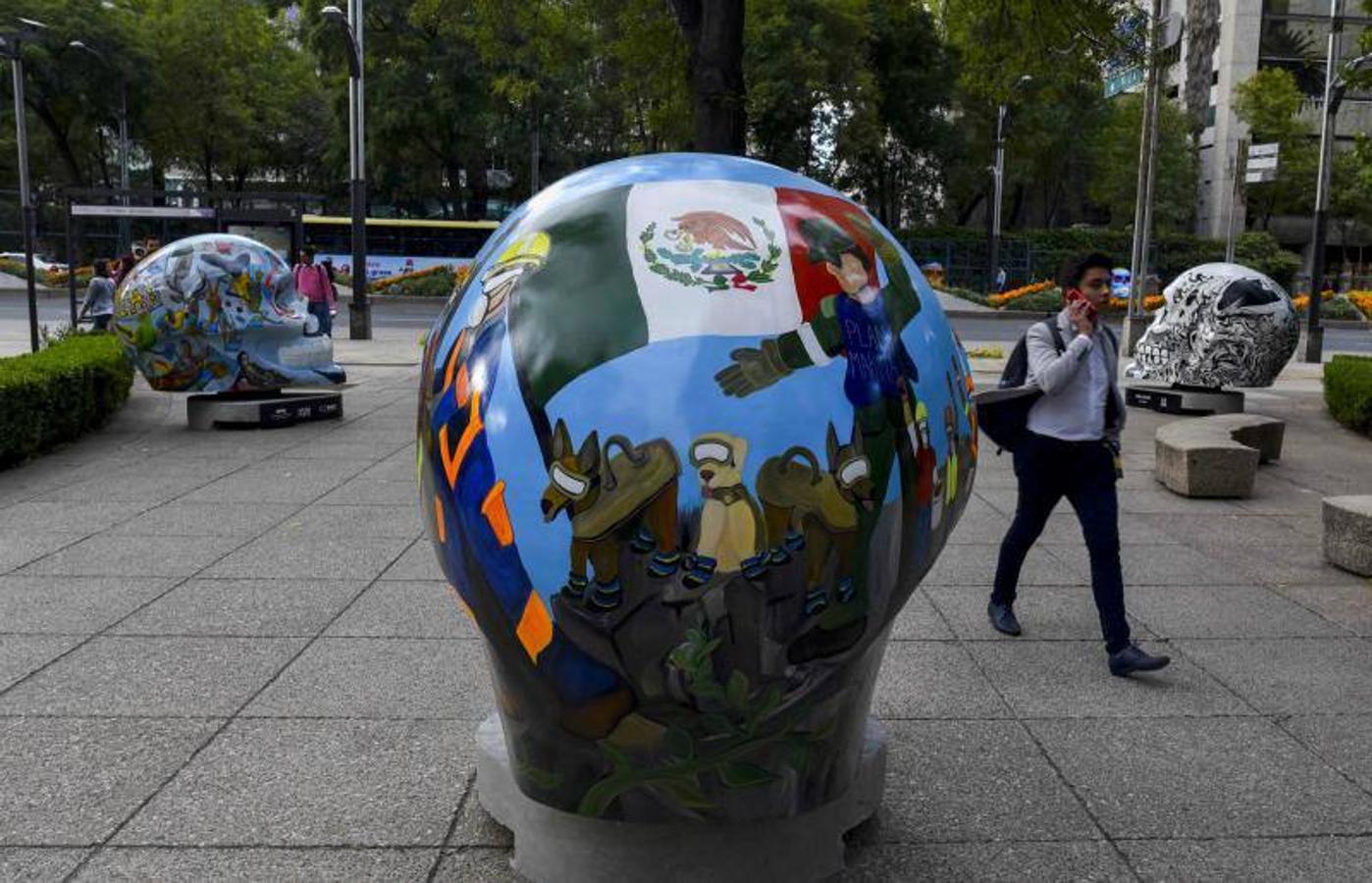 Calaveras pintadas en el Paseo Avenida Reforma de Ciudad de México para celebrar el día de los muertos, una de las tradiciones más emblemáticas de México. 