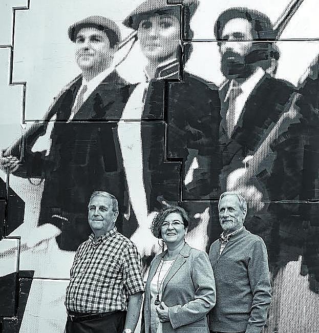 Cuatro décadas después, ante el mural del bidegorri
