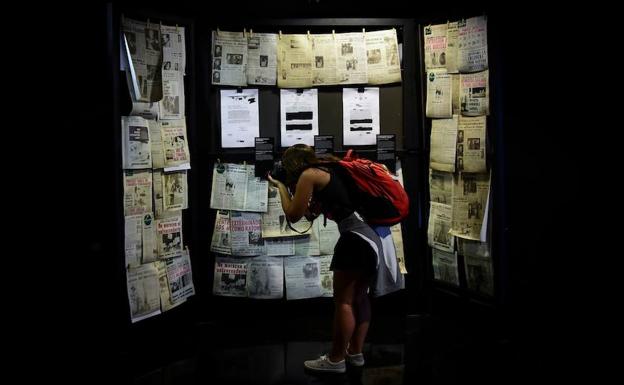 Una mujer hace fotografías en el Museo de la Memoria. 