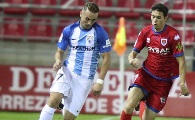 El delantero del Numancia Ignacio Agustín Sánchez (d) y el centrocampista del Málaga Javier Ontiveros.