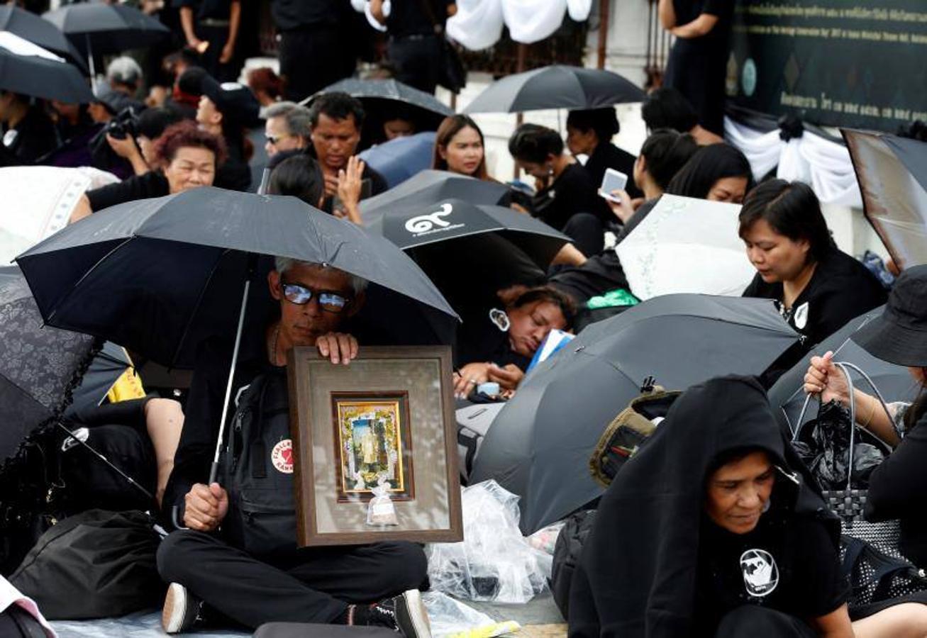 Funerales por el rey Bhumibol en el Gran Palacio Real de Bangkok, Tailandia. Los tailandeses recuerdan al monarca fallecido hace un año. 
