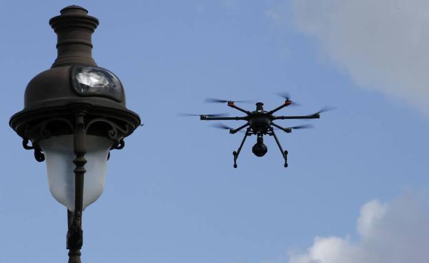 Un dron de la policía graba a los manifestantes en París. 