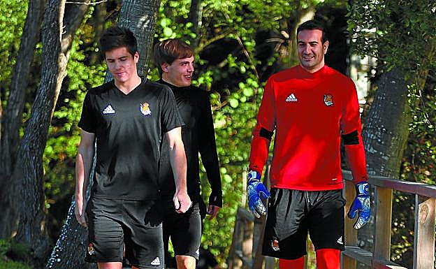 Toño Ramírez, que defenderá la portería realista en Lleida, aparece sonriente ayer en Zubieta junto a Zubeldia y Bautista.