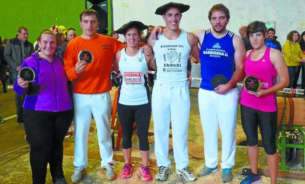 Podio con las tres primeras parejas clasificadas en el navarro mixto 2017. 