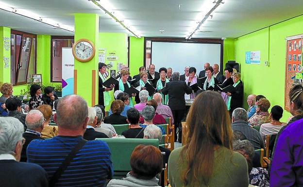 Música. El coro de Aramaio puso el broche final a la jornada inaugural de los actos conmemorativos del Centro de Día de Aita Menni.