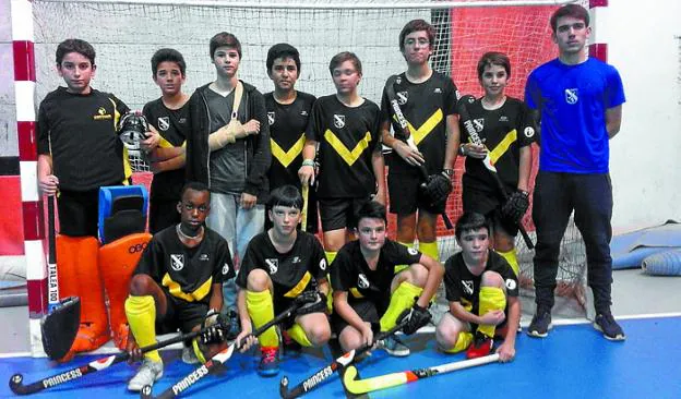 De estreno. El equipo infantil jugó su primer partido de hockey sala.