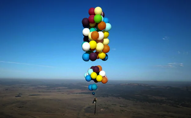 'Up' en la vida real: vuela con 100 globos atados a una silla