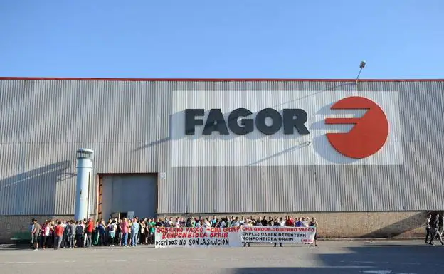 Una de las numerosas concentraciones de trabajadores de Edesa Industrial, antigua Fagor Electrodomésticos, a las puertas de la fábrica de Garagartza. 