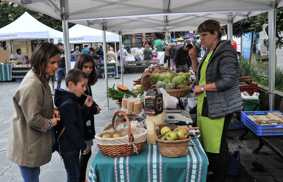 Queso, pan, miel, frutas y verduras son algunos de los productos que se pueden adquirir en el mercado de productos locales que se instala en la plaza Gaskuña el último sábado de cada mes