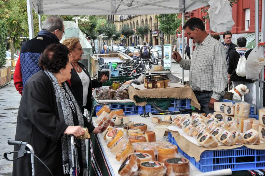 Queso, pan, miel, frutas y verduras son algunos de los productos que se pueden adquirir en el mercado de productos locales que se instala en la plaza Gaskuña el último sábado de cada mes