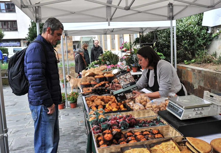 Queso, pan, miel, frutas y verduras son algunos de los productos que se pueden adquirir en el mercado de productos locales que se instala en la plaza Gaskuña el último sábado de cada mes