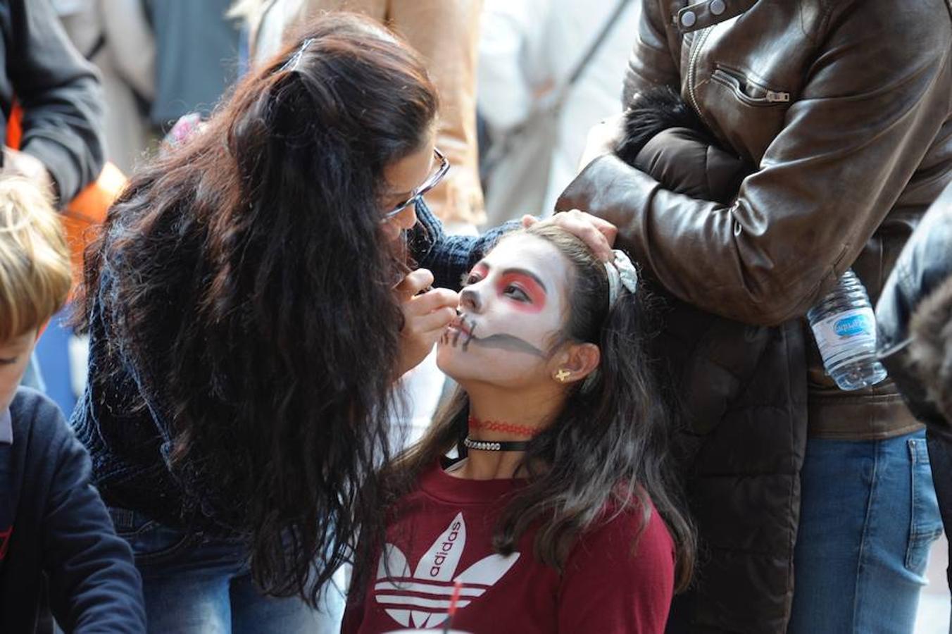 Ya ha arrancado la 28 edición de la Semana de Terror de San Sebastián y durante la primera jornada los más pequeños han sido los protagonistas. Niños y niñas se han coloreado la cara para sumarse así al ambiente festivo y 'espeluznante' de las calles de Donostia. 