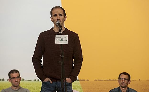 Sustrai Colina, bigarren eta hirugarren sailkatu diren Igor Elortza eta Agin Laburu begira dituela.