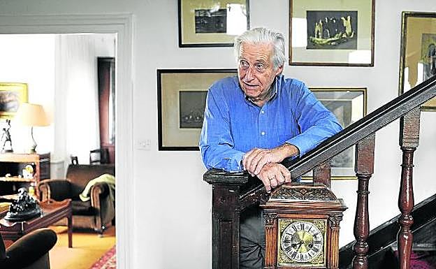 Joaquín Achúcarro, fotografiado en su casa de Leioa, tocará mañana y el viernes con la OSE en el Kursaal de San Sebastián.