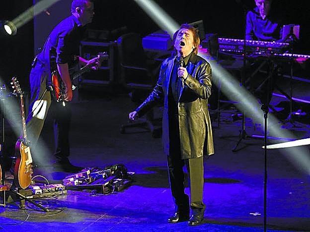 El Kursaal se rindió a un Raphael que no escatimó energías en ninguno de sus temas. 