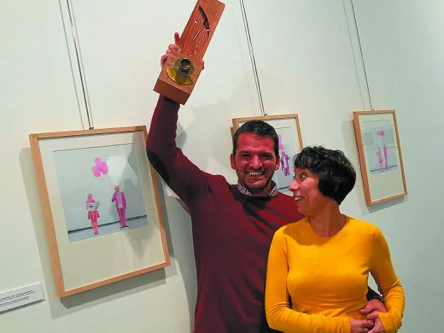 Trofeo. Oskar Manso con el premio y con su pareja Lou Matilla, la modelo en rosa.
