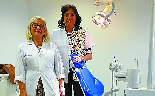 Ambiente amigable. La higienista Karmele Montejo y la médico Natalia Azanza, en la consulta.