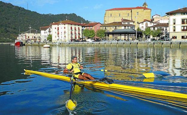 Javier repaleando en pleno entrenamiento con su skiff en aguas del río Oria.