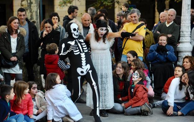 Uno de los talleres infantiles que se llevaron a cabo a cabo en el Boulevard en los prolegómenos del arranque de la Semana de Cine Fantástico y de Terror.