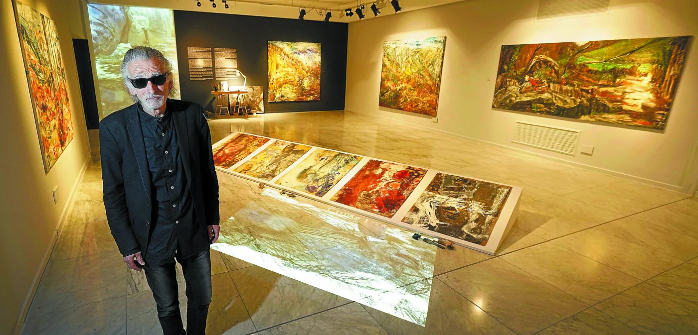 Juan Luis Goenaga posa ante algunas de sus obras en la muestra instalada en la sala de Fundación Vital en Vitoria.