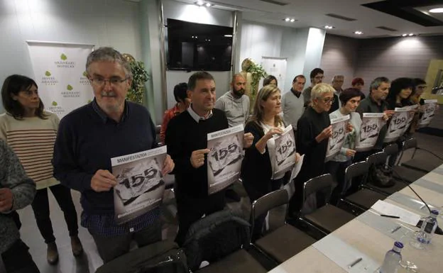 El secretario general de ELA, Adolfo 'Txiki' Muñoz, el líder de EH Bildu, Arnaldo Otegi, y Garbiñe Aranburu, secretaria general de LAB, entre los convocantes de la manifestación. 