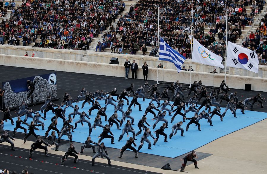 El Estadio Panatenaico de Atenas ha sido el escenario de la entrega de la llama olímpica a falta de 100 días para que arranquen los Juegos Olímpicos de invierno 